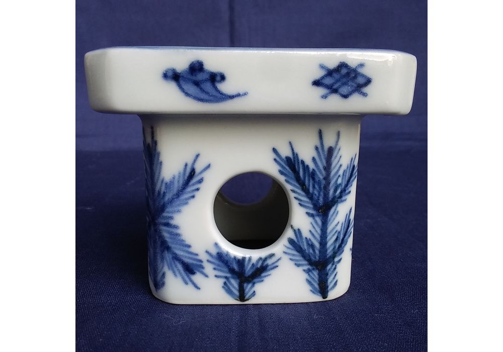 西村徳泉造 染付三宝蓋置 | 久留米で話題を呼んでいる古美術店は茶道具