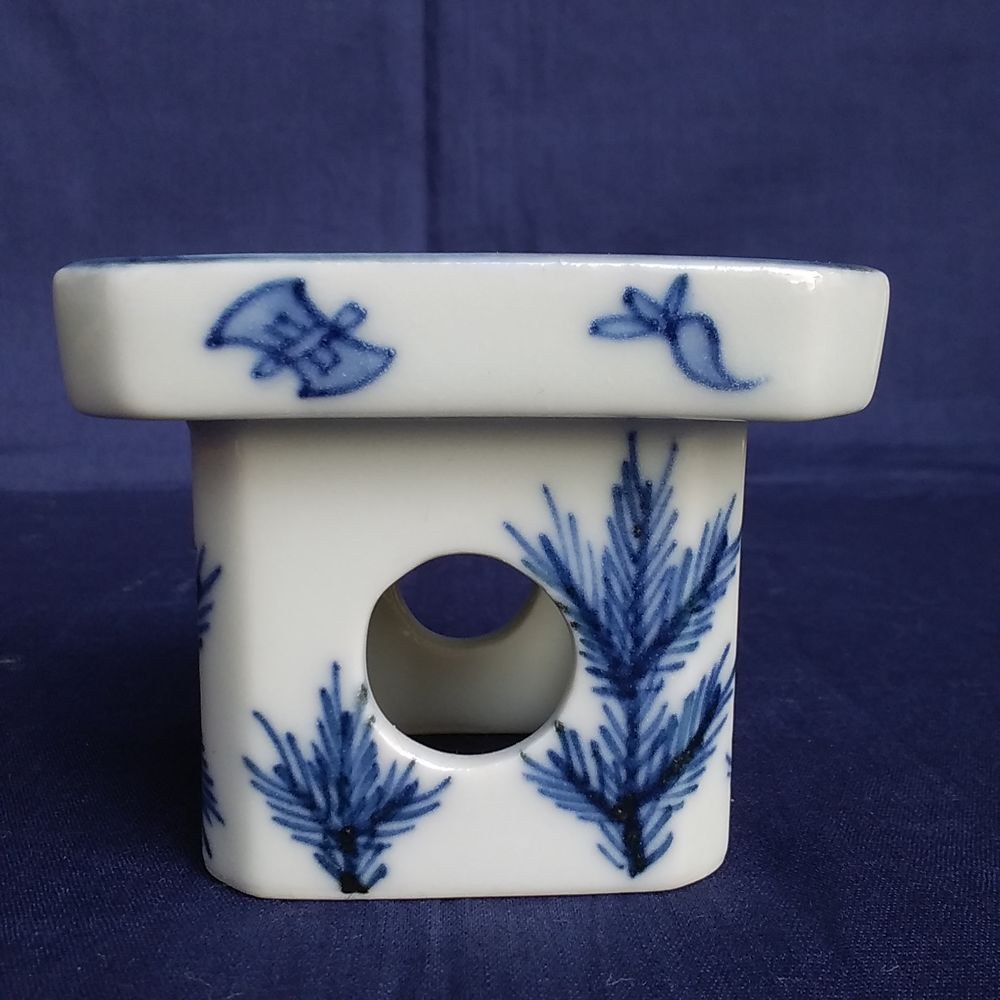 西村徳泉造 染付三宝蓋置 | 久留米で話題を呼んでいる古美術店は茶道具