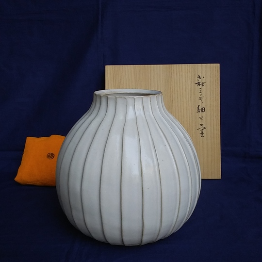 波多野善蔵　萩シノギ細口壷
