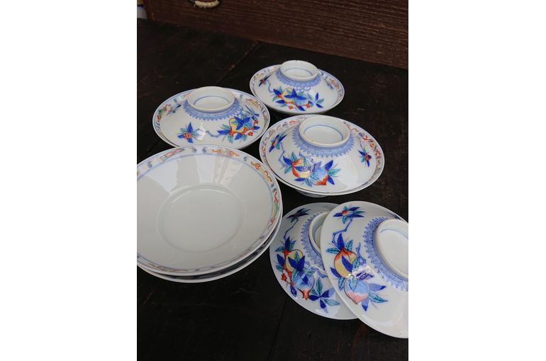 福岡久留米の古美術観古堂は、オールド香蘭社の器や花瓶、その他様々な