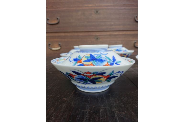 福岡久留米の古美術観古堂は、オールド香蘭社の器や花瓶、その他様々な