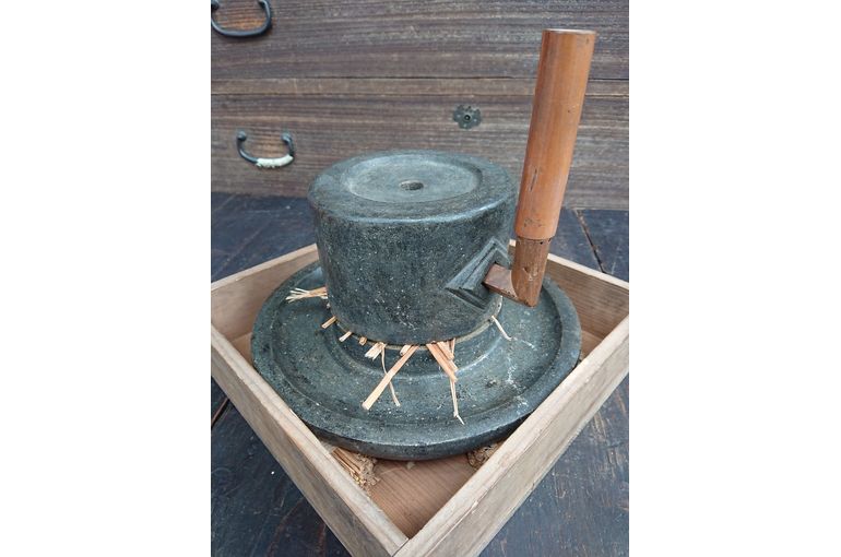 《おかみのブログ編》石臼の中でも抹茶作りに特化した茶臼の構造や工夫に驚き‼️茶臼買取しました👍久留米の観古堂
