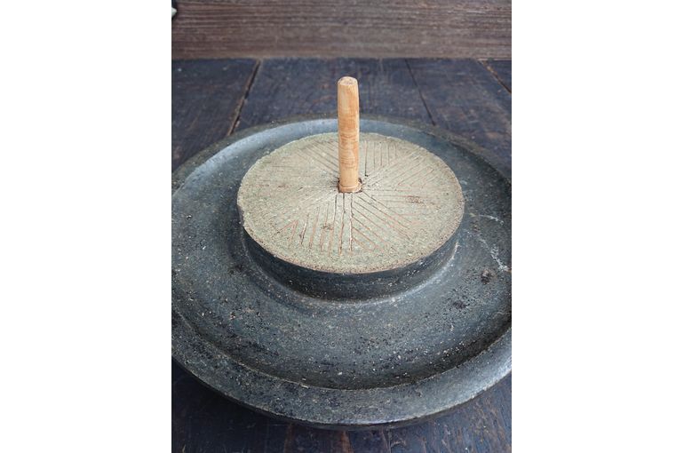 《おかみのブログ編》石臼の中でも抹茶作りに特化した茶臼の構造や工夫に驚き‼️茶臼買取しました👍久留米の観古堂