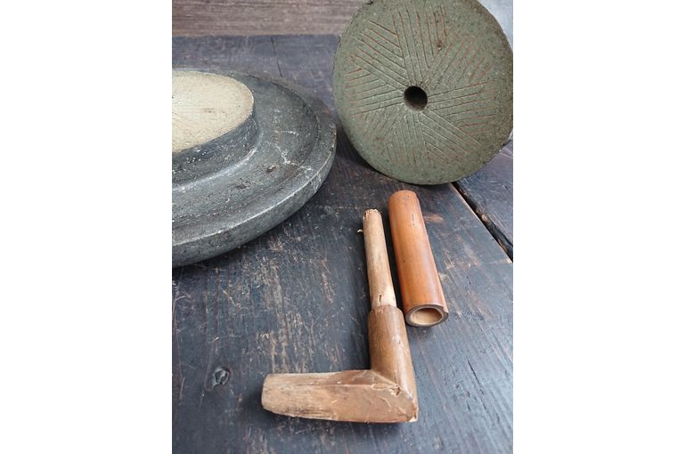 《おかみのブログ編》石臼の中でも抹茶作りに特化した茶臼の構造や工夫に驚き‼️茶臼買取しました👍久留米の観古堂