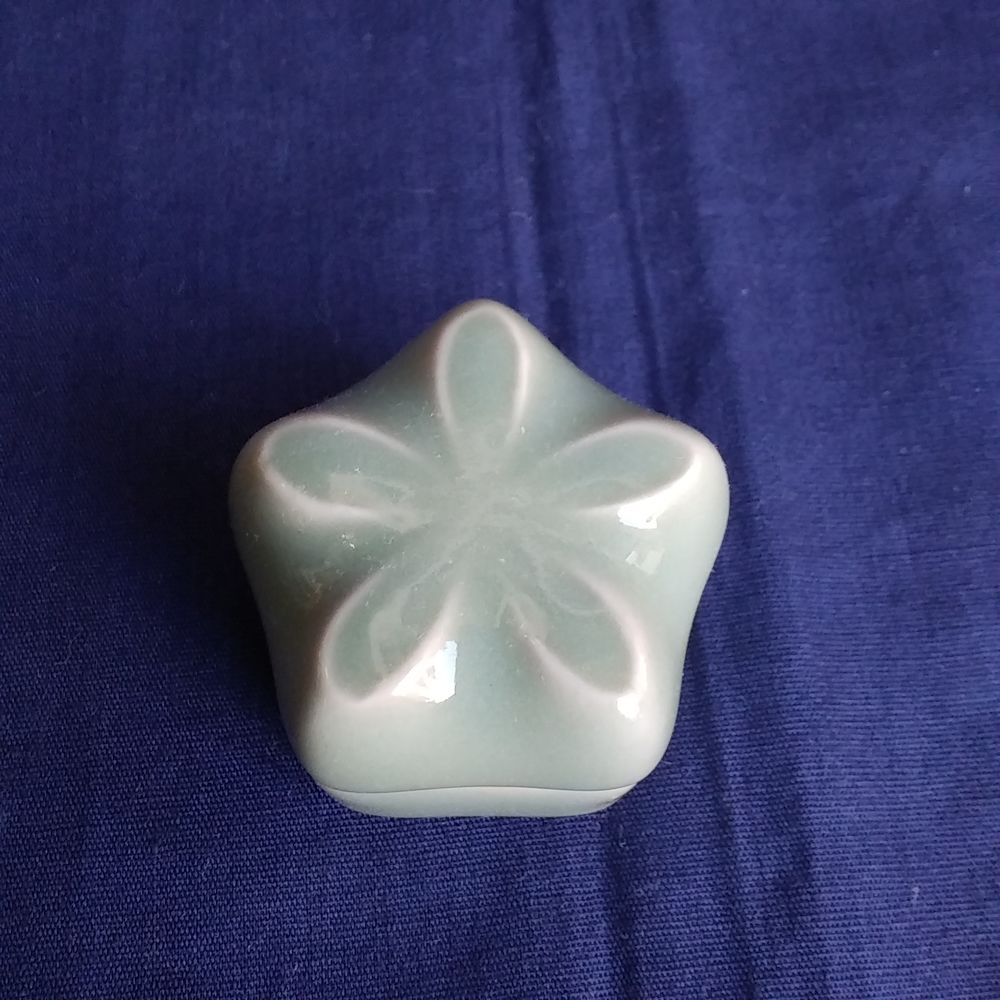 清風与平造　青磁香合