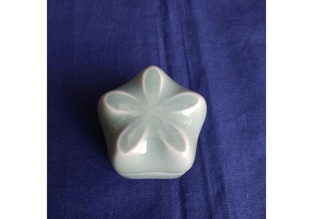 清風与平造　青磁香合