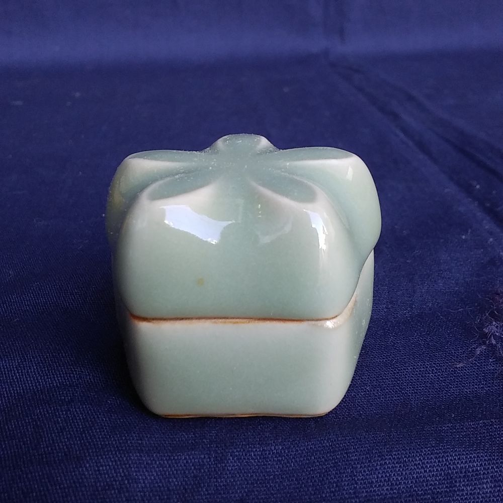 清風与平造　青磁香合