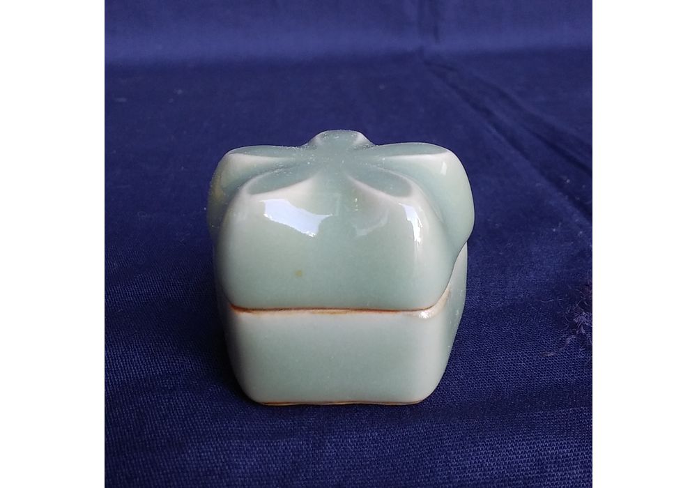 清風与平造　青磁香合