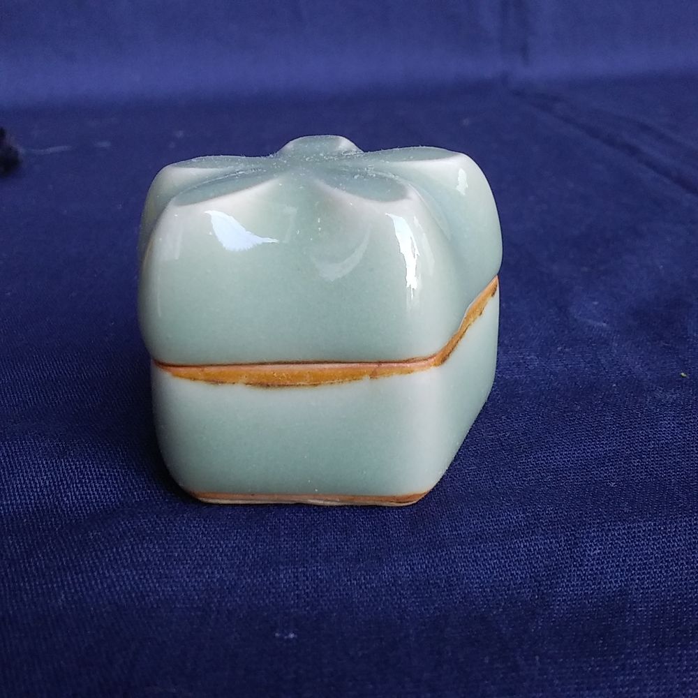 清風与平造　青磁香合