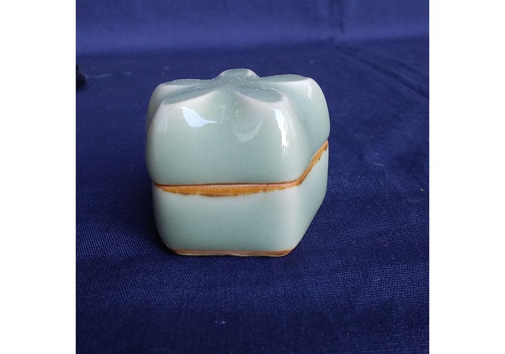 清風与平造　青磁香合